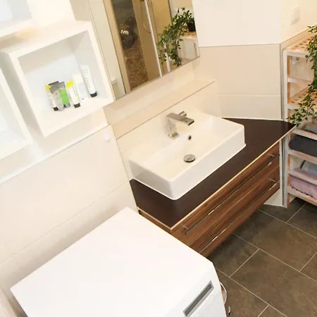 Newworkcenter Apartment